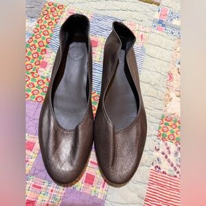 Charleston Shoe Co. Soft Leather Jilly Flats in Pewter: Size 10